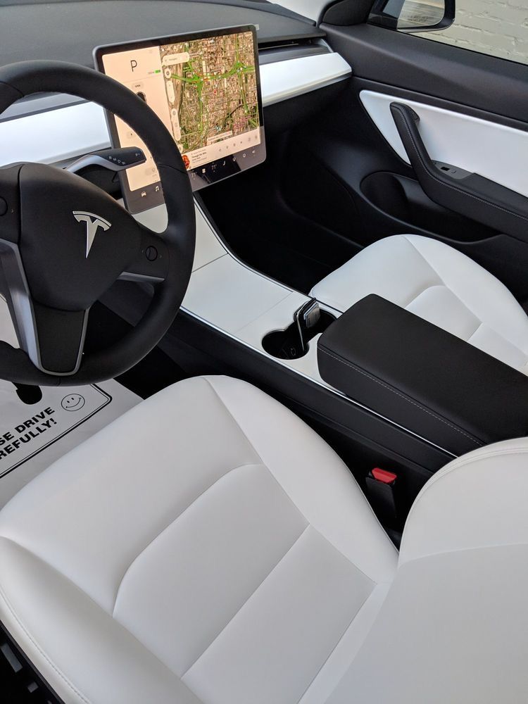Tesla Model Y interieur voorstoelen